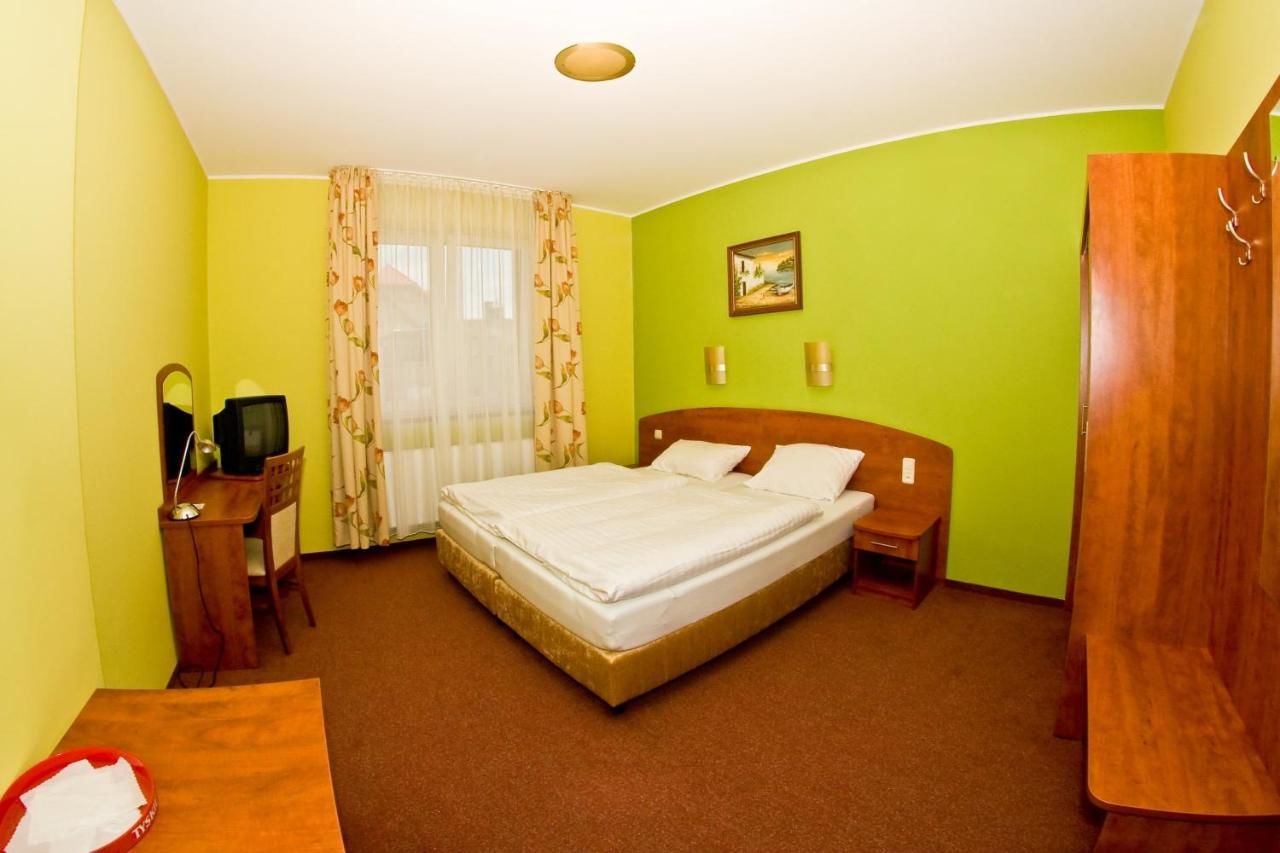 Отели типа «постель и завтрак» Hotel Omega Злоценец-14