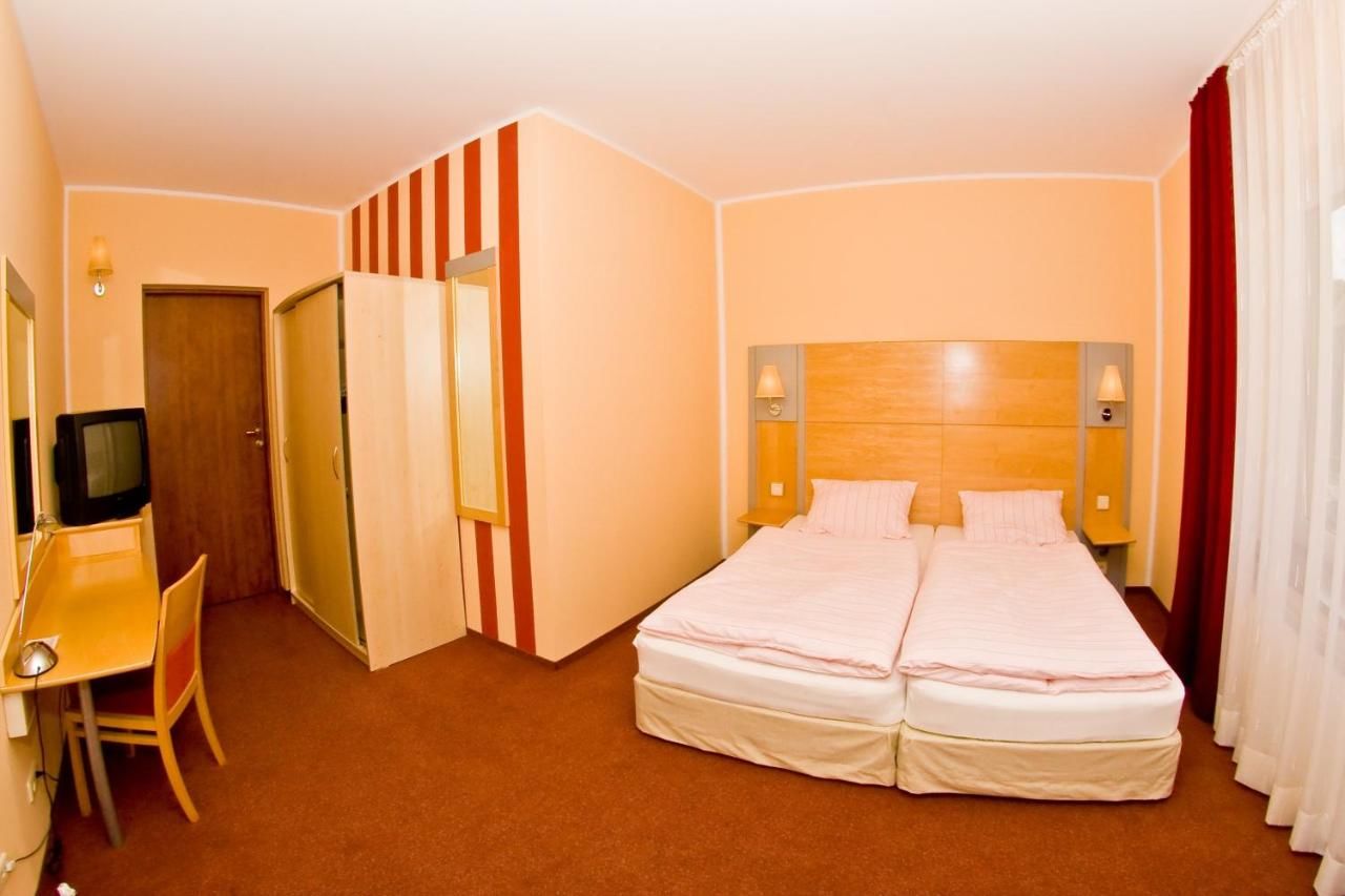 Отели типа «постель и завтрак» Hotel Omega Злоценец-19