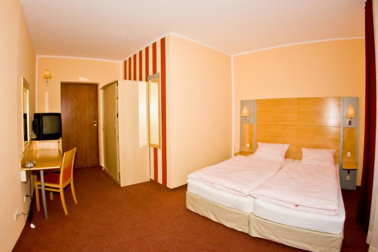 Отели типа «постель и завтрак» Hotel Omega Злоценец-25